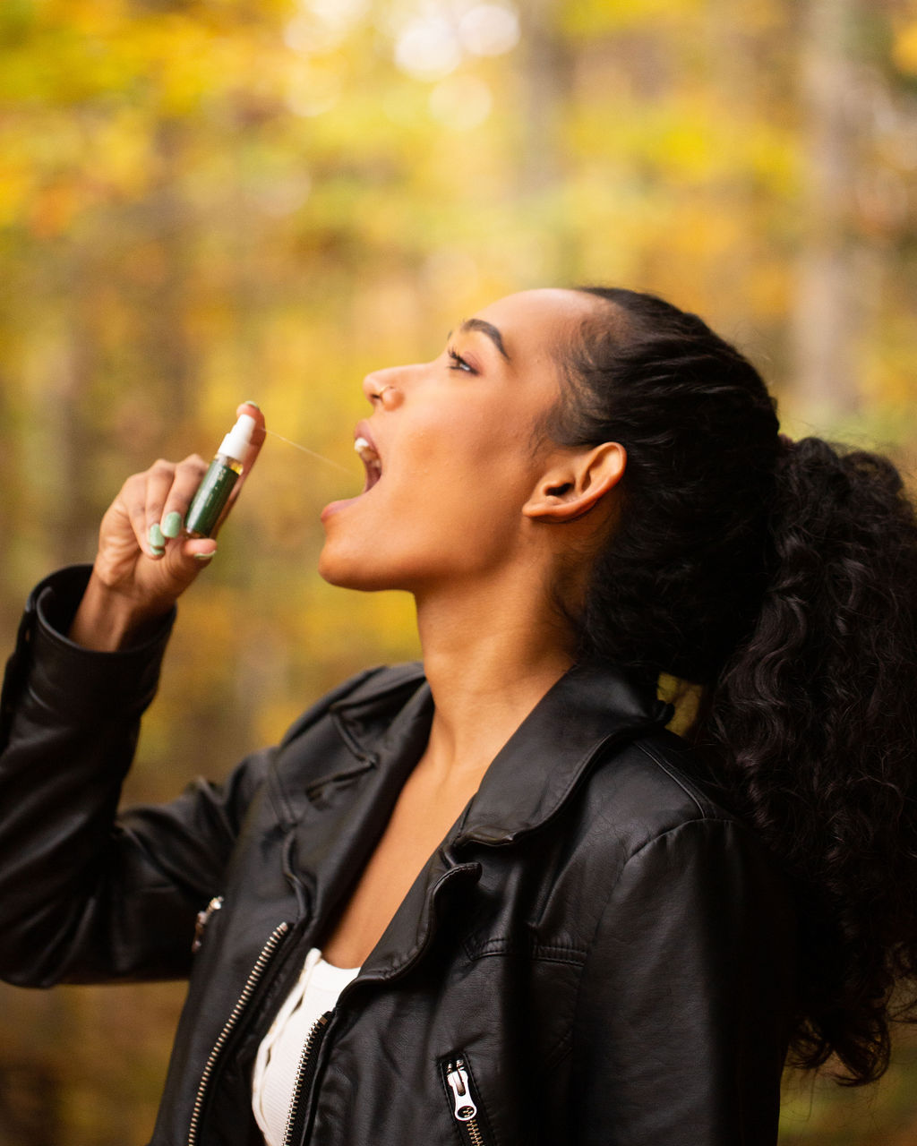 CBDBreathMist_Action_Lifestyle_Spray_Outdoors
